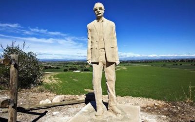 04/04/2019 La nova estàtua de Manuel de Pedrolo vora el castell de l’Aranyó.