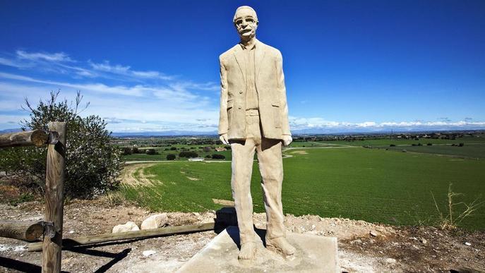 04/04/2019 La nova estàtua de Manuel de Pedrolo vora el castell de l’Aranyó.