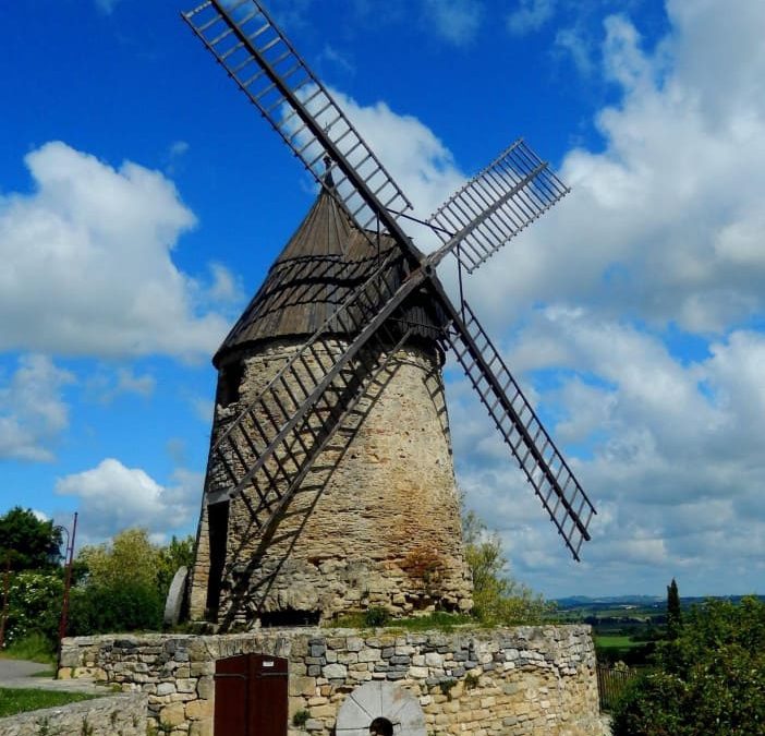 7/4/2024 La fotògrafa M. Teresa Montané exposa els molins de vent de l’Aude